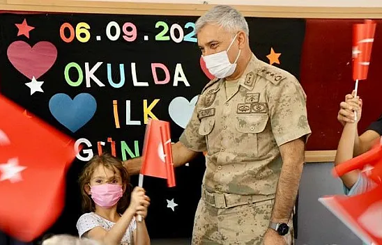 Komutan Yıldız, minik öğrencilerin heyecanına ortak oldu