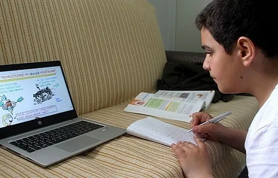 Konteyner evlerdeki öğrenciler EBA üzerinden ders işliyor