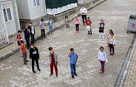 Konteyner kentlerde çocukların bayram sevinci