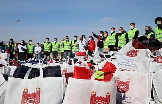 Konteyner kentte kalan binlerce depremzede çocuğa hediye