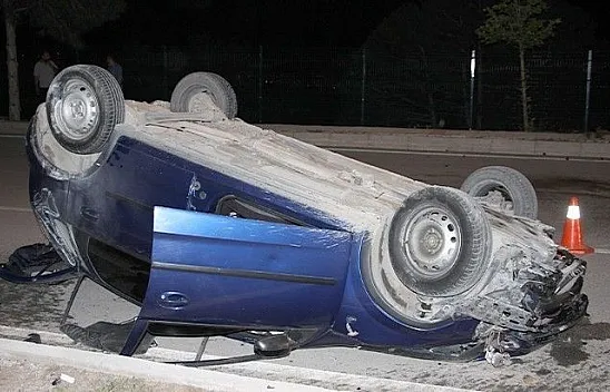 Kontrolden çıkan otomobil ağaçlara çarparak takla attı