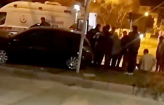 Kontrolünü kaybeden sürücü refüje çıktı