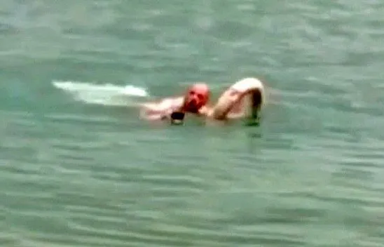 Köpeğini kurtarmak isterken boğulma tehlikesi geçirdi