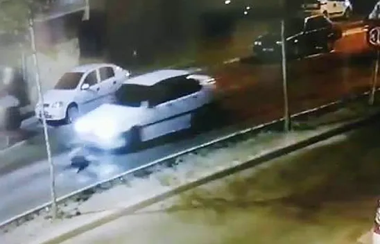 Köpekten kaçan çocuğa araba çarptı