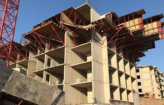 Korkunç olay! İşçiler iskeleden düştü