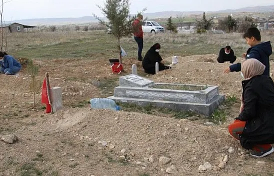 Koronavirüsten aynı aileden 5 kişi 20 gün içinde vefat etti