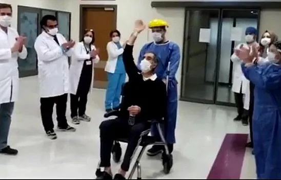 Koronavirüsü yenen hastalar alkışlarla taburcu edildi