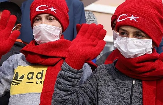 Köy okulu öğrencileri, badminton ile tanıştı