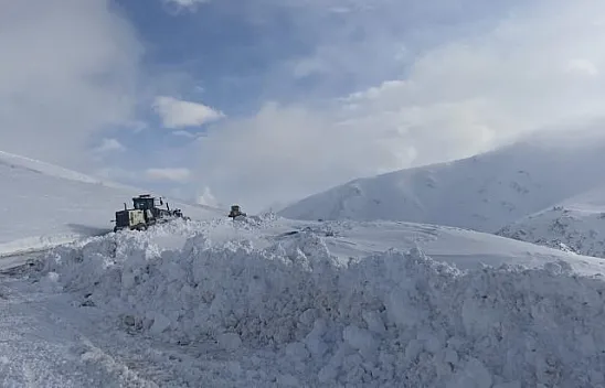 Köy yollarının açılması için çalışmalar sürüyor