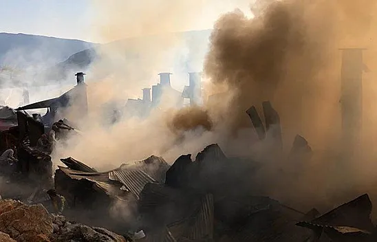 Köydeki 6 ev cayır cayır yandı