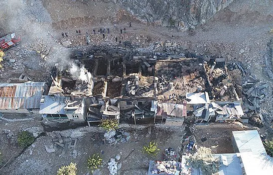 Köydeki yangın 6 aileyi, evsiz bıraktı