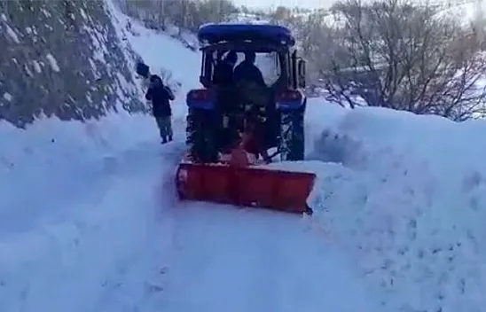 Köylüler kendi yollarını açtı