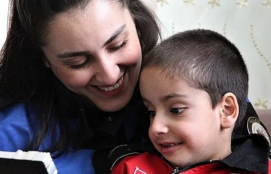 Küçük Efraim'in en büyük dostu polis oldu