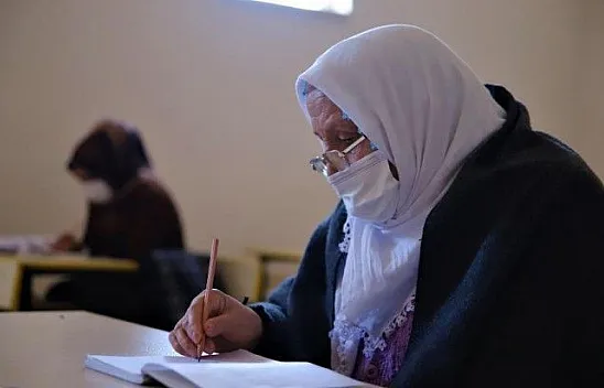 Kur'an-ı Kerim okumak için okuma yazma öğreniyor