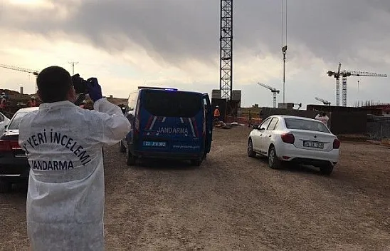 Kuvvetli rüzgar sonucu üzerine kalıp düşen işçi hayatını kaybetti