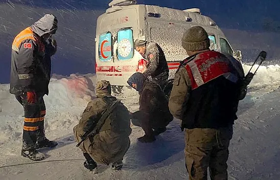 Mahsur kalan 31 vatandaşa jandarma koştu