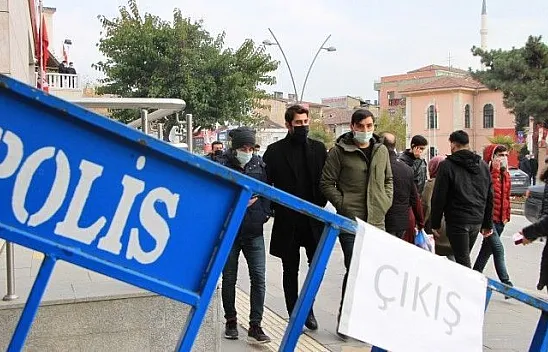 Maske kullanımı yüzde 100, sosyal mesafe yeterli mi ?