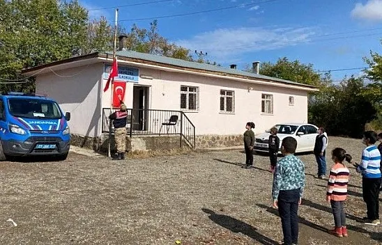 Mehmetçiğin bayrak hassasiyeti