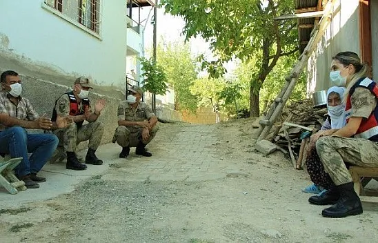 Mehmetçik, kayıp olduktan sonra bulduğu nineyle bir araya geldi