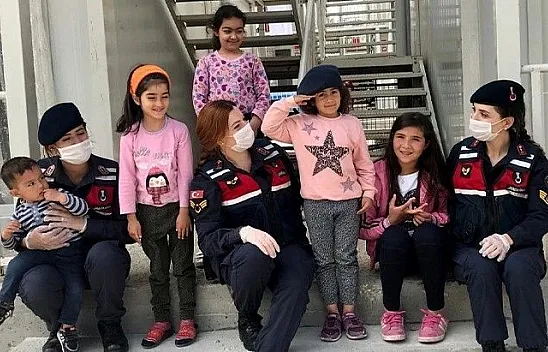 Mehmetçik'ten depremzede çocuklara şefkat