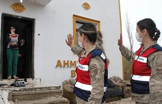 Mehmetçik'ten işaret diliyle anlamlı mesaj