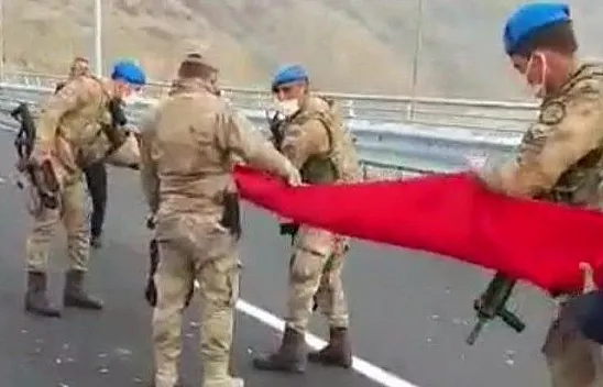 Mehmetçikten bayrak hassasiyeti