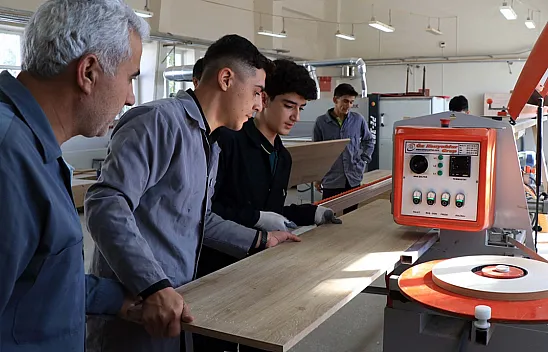 Meslek lisesi öğrencileri yenilenen okullar için mobilya üretiyor