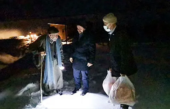 Mezrada mahsur kalıp ilaçları biten iki kardeşe kaymakam yetişti