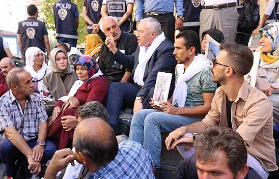 Milletvekili Demirbağ'dan HDP önündeki ailelere destek