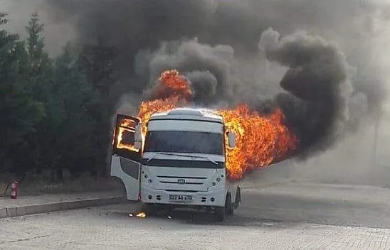 Minibüs alev alev yandı