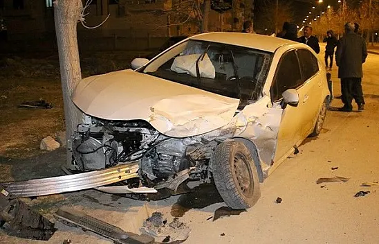 Minibüs ile otomobil çarpıştı! Yaralılar var