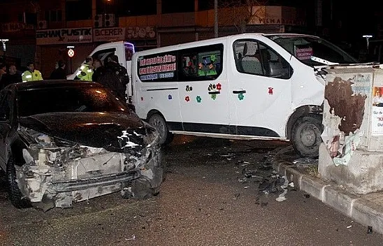 Minibüs ile otomobil çarpıştı! Yaralılar var