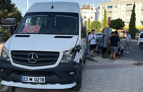 Minibüs ile otomobil çarpıştı!