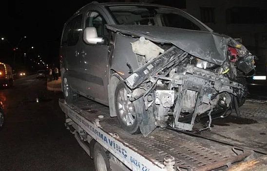 Minibüsle, hafif ticari araç çarpıştı: 3 yaralı