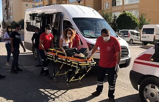 Minibüsten düşen kadın yaralandı