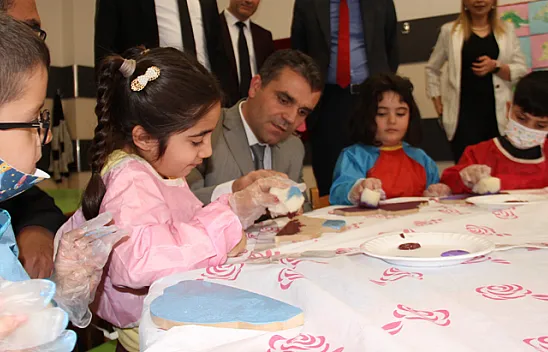 Minik öğrenciler ahşap boyama etkinliğinde