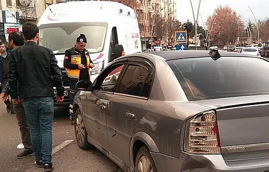 Motosiklet ile otomobil çarpıştı