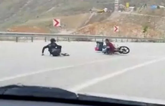 Motosiklet kaygan yolda kaza yaptı