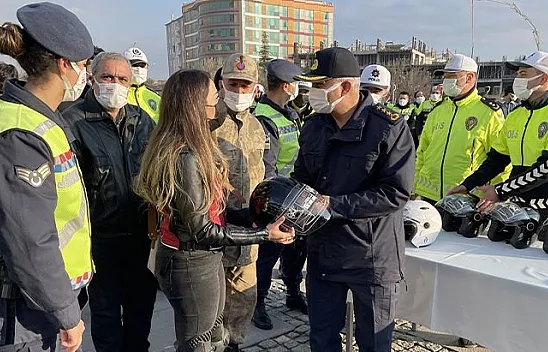 Motosiklet sürücülerine kask dağıtıldı