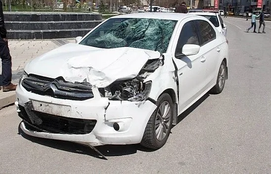 Motosiklet sürücüsünün fırladığı kaza anı kamerada