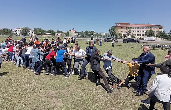 Müftü ve belediye başkanı öğrencilerle halat çekti