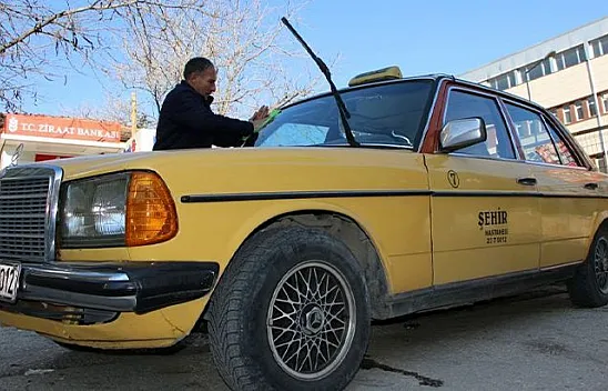 Müslüm Gürses binmişti, kentin en eski ve lüks taksisi halen yollarda