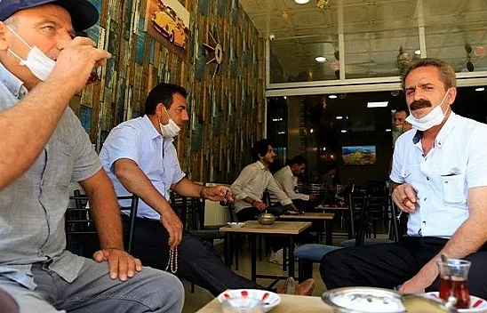 Normalleşmenin ilk gününde sosyal mesafeli çay keyfi