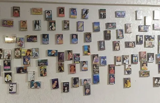Nostalji kasetler, iş yerine hem sergi hem de dekor oldu