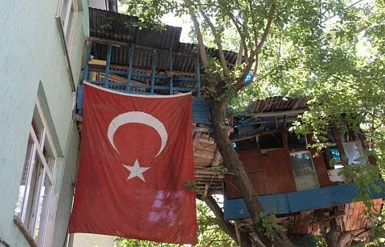 Nusret Dede, koronavirüsten ağaç evi ile korunuyor