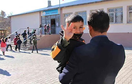 O bir öğretmenden daha fazlası, engelli öğrencisini her teneffüs kucağında gezdiriyor