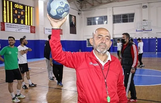 O öğrencilerinin öğretmeni değil, 'Fethi Babası'