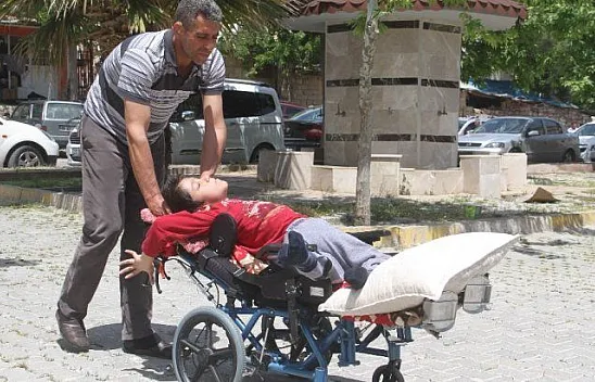 Oğlunun tedavi masrafı için iş bekliyor