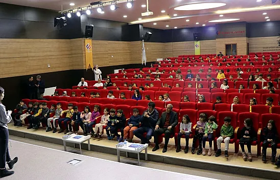 Öğrenciler sahipsiz köpek saldırılarına karşı tiyatro oyunuyla eğitiliyor