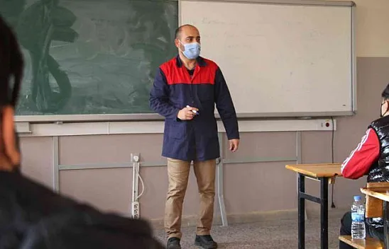 Tüm engelleri aştı, hayalini kurduğu öğretmenlik mesleğini yapmaya başladı